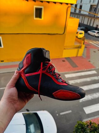 Botas de moto Alpinestars negras y rojas