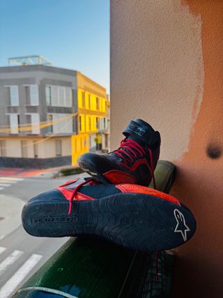 Botas de moto Alpinestars negras y rojas