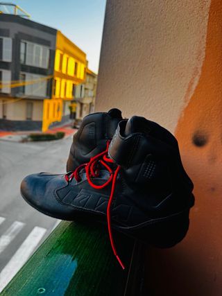 Botas de moto Alpinestars negras y rojas