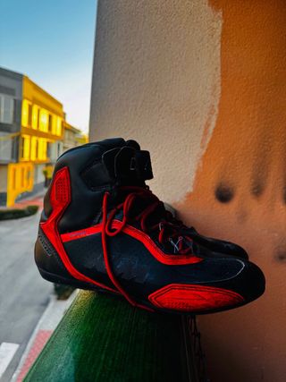 Botas de moto Alpinestars negras y rojas