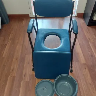 Silla WC acolchada con orinal portátil