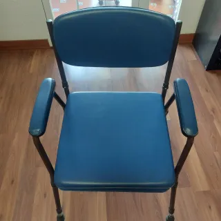 Silla WC acolchada con orinal portátil