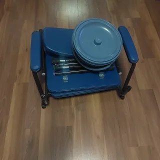 Silla WC acolchada con orinal portátil