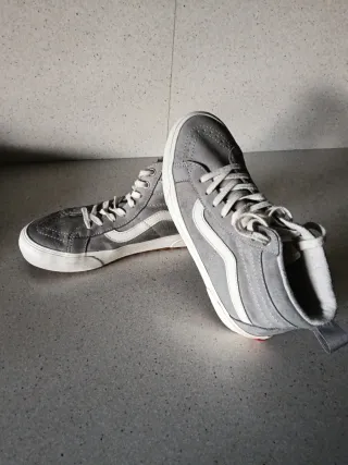 Botas Vans grises y blancas