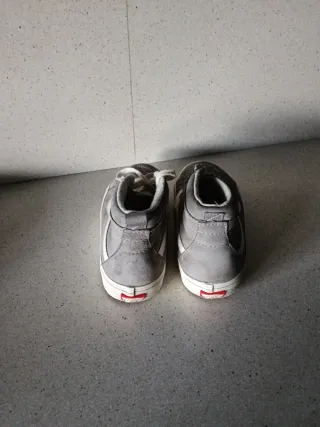 Botas Vans grises y blancas