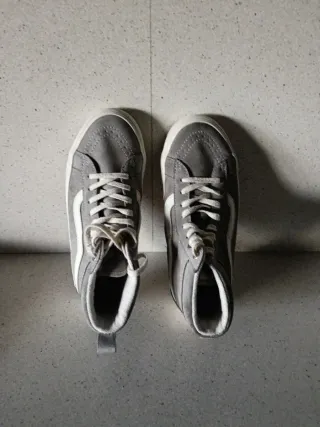 Botas Vans grises y blancas