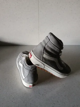Botas Vans grises y blancas
