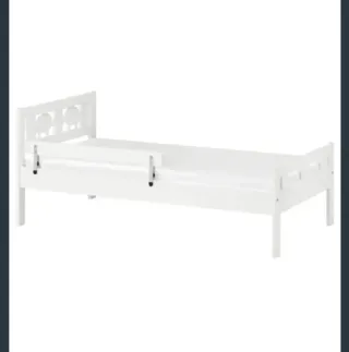 Cama infantil blanca con barrera