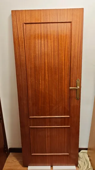 ¡GRATIS! Puerta madera interior 74x188cm manilla