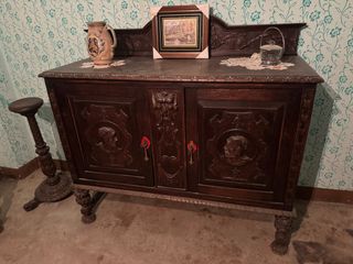 Mueble aparador antiguo de madera tallada