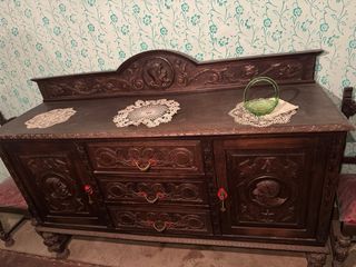 Mueble aparador antiguo de madera tallada