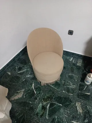 Butaca descalzadora antigua beige