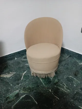 Butaca descalzadora antigua beige