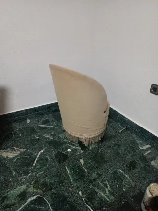 Butaca descalzadora antigua beige