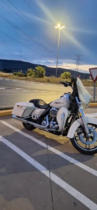 Harley-Davidson Street Glide Special Blanca