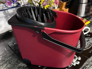 Cubo escurre fregona 12L con ruedas. A estrenar