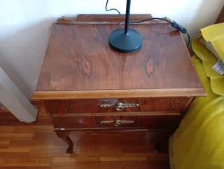 2 mesillas, cabecero y cómoda a juego.