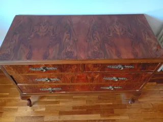 2 mesillas, cabecero y cómoda a juego.