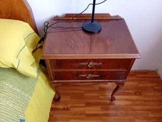 2 mesillas, cabecero y cómoda a juego.