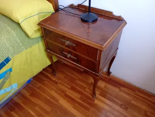 2 mesillas, cabecero y cómoda a juego.