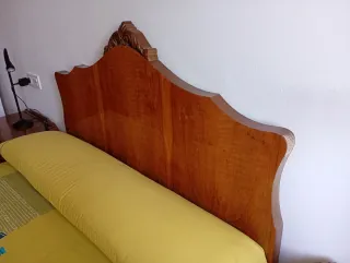 2 mesillas, cabecero y cómoda a juego.