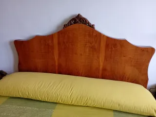 2 mesillas, cabecero y cómoda a juego.