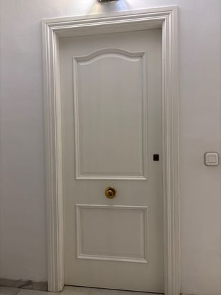 Puertas blancas con cristal y puerta entrada