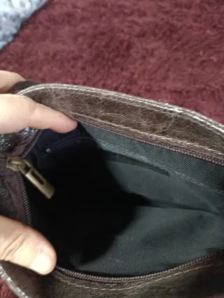 Bolso bandolera marrón con detalles dorados