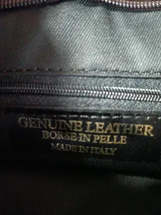 Bolso bandolera marrón con detalles dorados