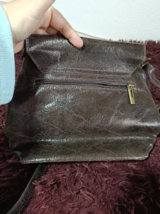 Bolso bandolera marrón con detalles dorados