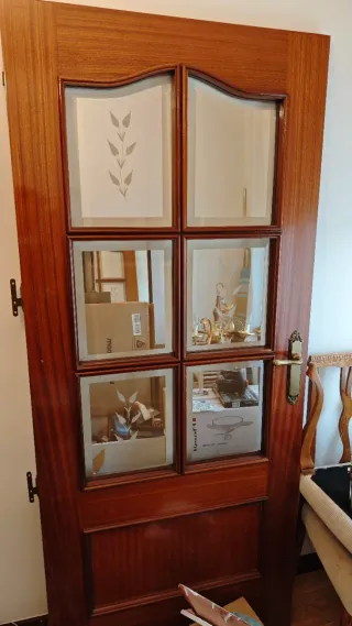 Puerta de madera con cristal decorado