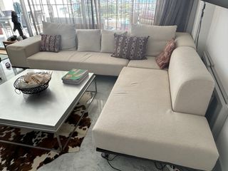 Sofá modular beige con cojines