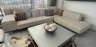 Sofá modular beige con cojines