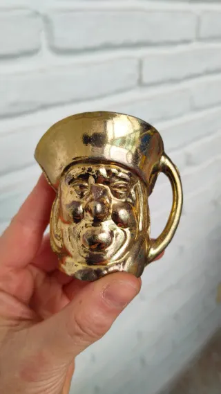 Jarra Toby miniatura latón inglesa antigua