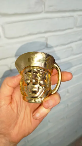 Jarra Toby miniatura latón inglesa antigua