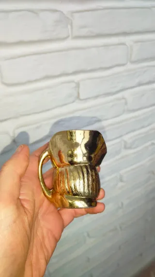 Jarra Toby miniatura latón inglesa antigua