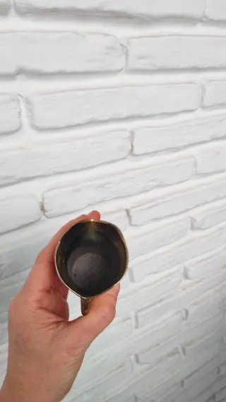 Jarra Toby miniatura latón inglesa antigua