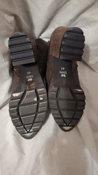 Botines de piel marrón con tacón ancho de unos 8cm