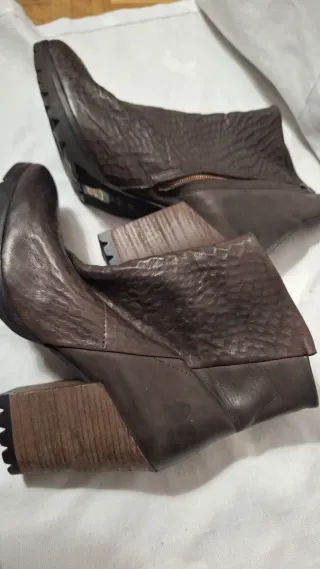 Botines de piel marrón con tacón ancho de unos 8cm