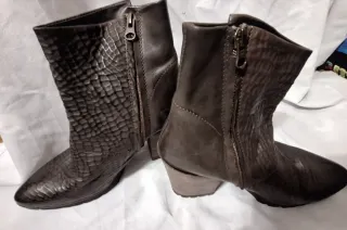 Botines de piel marrón con tacón ancho de unos 8cm