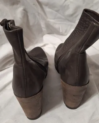 Botines de piel marrón con tacón ancho de unos 8cm