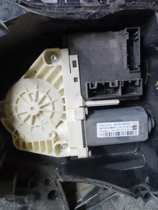 ELEVALUNAS DELANTERO DERECHO ELÉCTRICO LEON 2