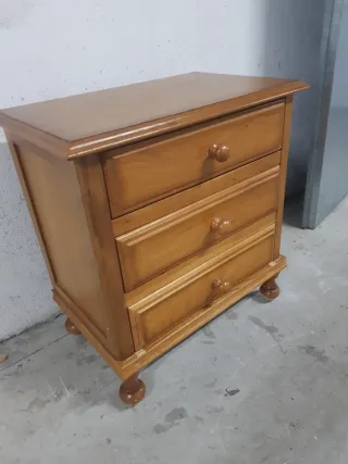 Mesita de noche de madera