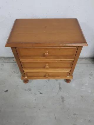 Mesita de noche de madera
