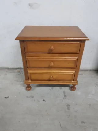 Mesita de noche de madera