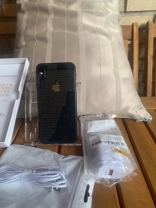 iPhone Xs con funda y accesorios