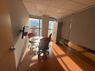 Mesa de oficina y sillas de oficina, armarios...