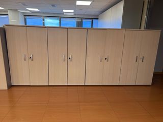 Mesa de oficina y sillas de oficina, armarios...