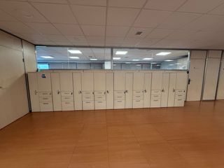 Mesa de oficina y sillas de oficina, armarios...