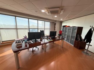 Mesa de oficina y sillas de oficina, armarios...